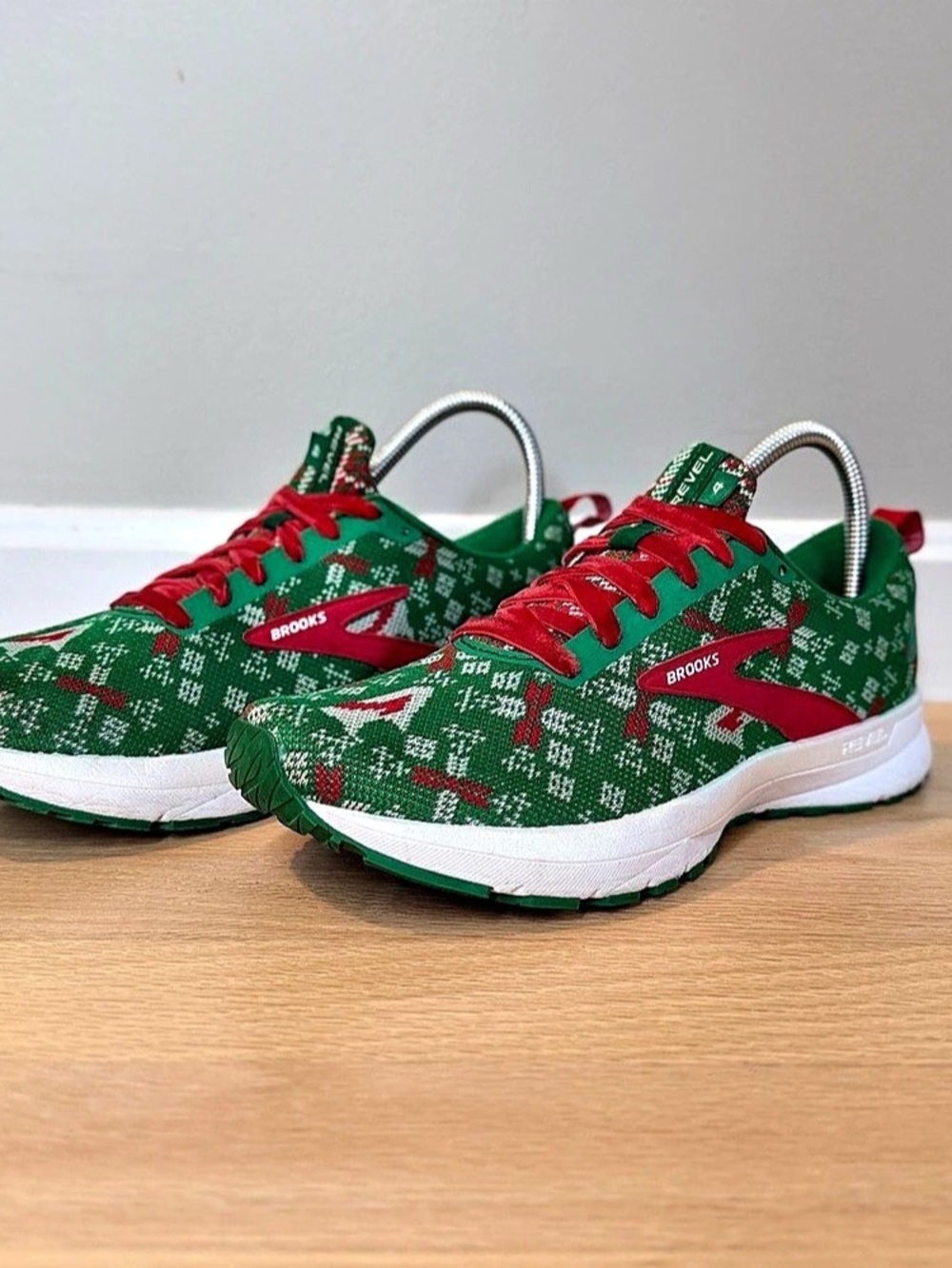 🎄 Brooks Revel 4 “Run Merry” Christmas Holiday Running Shoes – Women’s 8.5 🎄